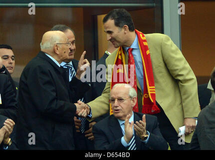 Spaniens Kronprinz Felipe (R-L) spricht mit UEFA-Präsident Michel Platini und Italiens Präsident Giorgio Napolitano nach der UEFA EURO 2012-Gruppe C-Fußball Spiel Spanien gegen Italien im Arena Gdansk in Danzig, Polen, 10. Juni 2012. Foto: Andreas Gebert Dpa (siehe Kapitel 7 und 8 der http://dpaq.de/Ziovh für die UEFA Euro 2012 Geschäftsbedingungen &) +++(c) Dpa - Bildfunk +++ Stockfoto