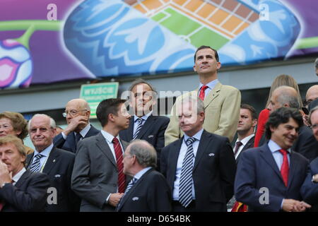 Italiens Präsident Giorgio Napolitano (oben L-R), UEFA-Präsident Michel Platini und Spaniens Kronprinz Felipe sprechen, bevor die UEFA EURO 2012-Gruppe C Fußballspiel Spanien Vs Italien im Arena Gdansk in Danzig, Polen, 10. Juni 2012. Foto: Jens Wolf Dpa (siehe Kapitel 7 und 8 der http://dpaq.de/Ziovh für die UEFA Euro 2012 Geschäftsbedingungen &) Stockfoto