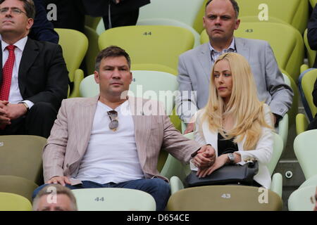 Ehemalige polnische Boxer Dariusz Michalczewski (L) und seine Frau Barbara während der UEFA EURO 2012-Gruppe C-Fußball Spiel Spanien Vs Italien im Arena Gdansk in Danzig, Polen, 10. Juni 2012. Foto: Jens Wolf Dpa (siehe Kapitel 7 und 8 der http://dpaq.de/Ziovh für die UEFA Euro 2012 Geschäftsbedingungen &) +++(c) Dpa - Bildfunk +++ Stockfoto