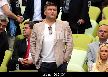 Ehemalige polnische Boxer Dariusz Michalczewski (L) und seine Frau Barbara (R) während der UEFA EURO 2012-Gruppe C Fußball Spiel Spanien Vs Italien im Arena Gdansk in Danzig, Polen, 10. Juni 2012. Foto: Jens Wolf Dpa (siehe Kapitel 7 und 8 der http://dpaq.de/Ziovh für die UEFA Euro 2012 Geschäftsbedingungen &) +++(c) Dpa - Bildfunk +++ Stockfoto