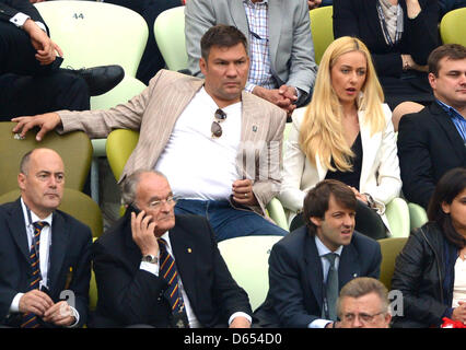 Ehemalige polnische Boxer Dariusz Michalczewski (L-R) und seiner Frau Barbara während der UEFA EURO 2012-Gruppe C-Fußball Spiel Spanien Vs Italien im Arena Gdansk in Danzig, Polen, 10. Juni 2012. Foto: Marcus Brandt Dpa (siehe Kapitel 7 und 8 der http://dpaq.de/Ziovh für die UEFA Euro 2012 Geschäftsbedingungen &) +++(c) Dpa - Bildfunk +++ Stockfoto