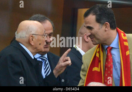 Italiens Präsident Giorgio Napolitano (oben L-R), UEFA-Präsident Michel Platini und Spaniens Kronprinz Felipe sprechen, bevor die UEFA EURO 2012-Gruppe C Fußballspiel Spanien Vs Italien im Arena Gdansk in Danzig, Polen, 10. Juni 2012. Foto: Marcus Brandt Dpa (siehe Kapitel 7 und 8 der http://dpaq.de/Ziovh für die UEFA Euro 2012 Geschäftsbedingungen &) Stockfoto