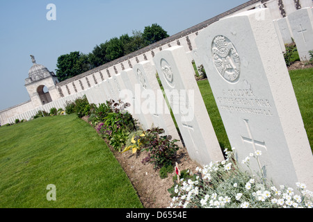 Die Grabsteine der gefallenen Commonwealth-Soldaten am Tyne Cot WW1 Soldatenfriedhof Passchendael, Belgien Stockfoto