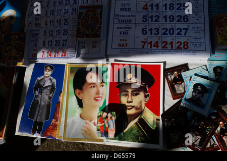 Poster von Aung San und Aung San Suu Kyi auf Verkauf in Yangon, Myanmar (Burma) Stockfoto