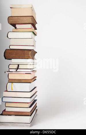 Ein Haufen von traditionelle bunte Bücher, verschiedene Größen, große und kleine, dünne und dicke Bücher Stockfoto