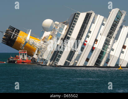 Das gekenterte Kreuzfahrtschiff Costa Concordia liegt der Hafen von Giglio Insel (Isola del Giglio), Italien, 17. Mai 2012. Das Kreuzfahrtschiff liegt halb versunkenen vor der Insel Giglio, nachdem es Unterwasser Felsen am 13. Januar 2012 getroffen. Nach der "de-Betankung" Prozess zielte die Vermeidung von verschütten und die Kontamination eines der unberührtesten natürlichen Sanctuarie des Mittelmeers Stockfoto