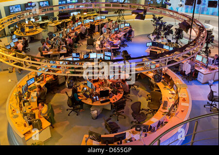 Journalisten arbeiten in der Redaktion des arabischen Nachrichtensenders Al Jazeera in Doha, Katar, 5. Juni 2012. Foto: Tim Brakemeier Stockfoto