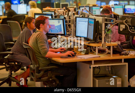 Journalisten arbeiten in der Redaktion des arabischen Nachrichtensenders Al Jazeera in Doha, Katar, 5. Juni 2012. Foto: Tim Brakemeier Stockfoto