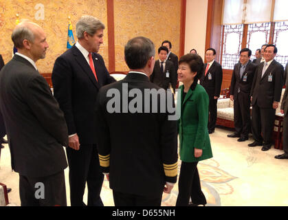 US-Außenminister John Kerry begrüßt der Präsident der Republik von Korea Park Guen-Hye 12. April 2013 in Seoul, Südkorea. Stockfoto