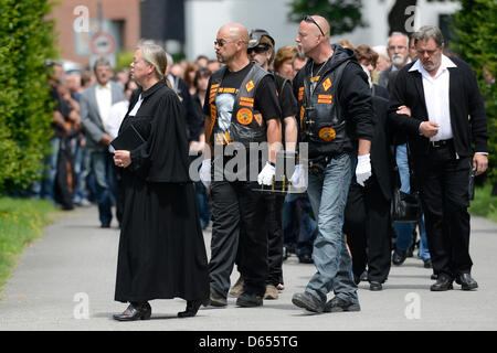 Rocker Biker-Clubs "Bandidos" an die Beerdigung von Schuss Bandenmitglied in Bottrop, Deutschland, 11. Juni 2012 teilnehmen. Der 43 Jahre alte Rocker wurde neben seinem Motorrad tödlich verletzt, Ende Mai gefunden. Danach war es spekuliert, dass die rivalisierenden Clubs Hells Angels hat ihn getötet. Foto: Marius Becker Stockfoto