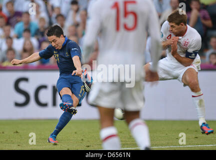 Frankreichs Samir Nasri (L) erzielt das 1: 1 gegen Englands Steven Gerrard (R) während der UEFA EURO 2012-Gruppe D-Fußballspiel Frankreich gegen England im Donbass Arena in Donezk, Ukraine, 11. Juni 2012. Foto: Thomas Eisenhuth Dpa (siehe Kapitel 7 und 8 der http://dpaq.de/Ziovh für die UEFA Euro 2012 Geschäftsbedingungen &) +++(c) Dpa - Bildfunk +++ Stockfoto