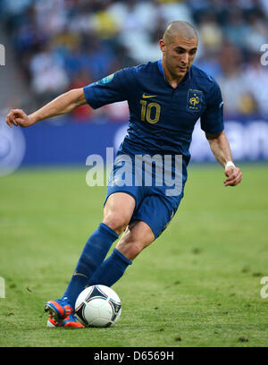 Frankreichs Karim Benzema während der UEFA EURO 2012-Gruppe D Fußball Spiel Frankreich gegen England im Donbass Arena in Donezk, Ukraine, 11. Juni 2012. Foto: Thomas Eisenhuth Dpa (siehe Kapitel 7 und 8 der http://dpaq.de/Ziovh für die UEFA Euro 2012 Geschäftsbedingungen &) Stockfoto