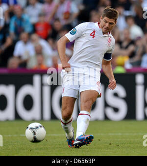 Englands Steven Gerrard während der UEFA EURO 2012-Gruppe D Fußball Spiel Frankreich gegen England im Donbass Arena in Donezk, Ukraine, 11. Juni 2012. Foto: Thomas Eisenhuth Dpa (siehe Kapitel 7 und 8 der http://dpaq.de/Ziovh für die UEFA Euro 2012 Geschäftsbedingungen &) Stockfoto