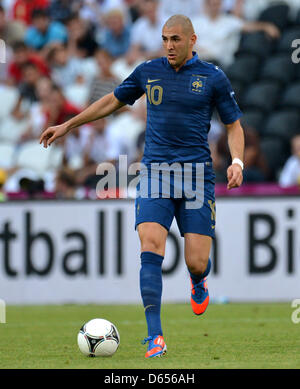 Frankreichs Karim Benzema während der UEFA EURO 2012-Gruppe D Fußball Spiel Frankreich gegen England im Donbass Arena in Donezk, Ukraine, 11. Juni 2012. Foto: Thomas Eisenhuth Dpa (siehe Kapitel 7 und 8 der http://dpaq.de/Ziovh für die UEFA Euro 2012 Geschäftsbedingungen &) Stockfoto