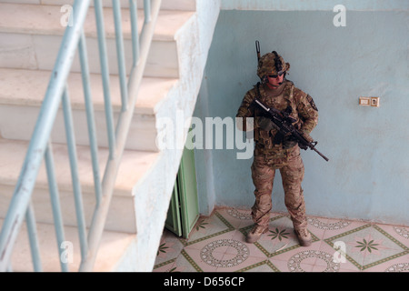 Soldat der US Army zugewiesen der Sicherheitstruppe Farah Provincial Reconstruction Team bietet Sicherheit 10. April 2013 in Farah City, Provinz Farah, Afghanistan. Stockfoto