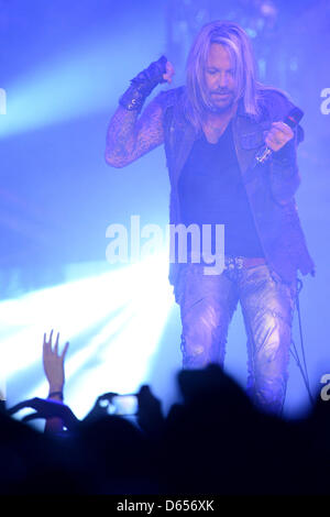 Frontmann der Heavy-Metal-Band Mötley Crüe, Vince Neil, führt beim Max-Schmeling-Halle in Berlin, Deutschland, 12. Juni 2012. Mötley Crüe ist gerade auf Europa Tournee. Foto: Matthias Balk Stockfoto