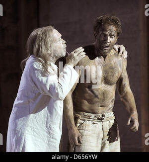 Schauspieler Volker Lechtenbrink (L) als König Lear und Julian Weigend als Edgar führen das Stück "König Lear" während einer Foto-Probe auf die Bad Hersfelder Festspiele in Bad Hersfeld, Deutschland, 12. Juni 2012. Die Tragödie von Shakespeare in einer Inszenierung von Volker Lechtenbrink wird am 15. Juni 2012 bei den 62. Bad Hersfeld FGestival premiere. Foto: UWE ZUCCHI Stockfoto