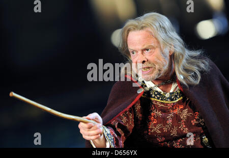 Schauspieler Volker Lechtenbrink als König Lear und führt das Stück "König Lear" während einer Foto-Probe auf die Bad Hersfelder Festspiele in Bad Hersfeld, Deutschland, 12. Juni 2012. Die Tragödie von Shakespeare in einer Inszenierung von Volker Lechtenbrink wird am 15. Juni 2012 bei den 62. Bad Hersfeld FGestival premiere. Foto: UWE ZUCCHI Stockfoto