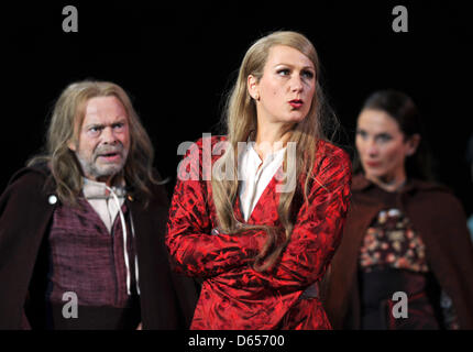 Schauspieler Volker Lechtenbrink (L-R) als König Lear, Oda Pretzschner als Regan und Anja Bruenglinghaus als Goneril führen das Stück "König Lear" während einer Foto-Probe auf die Bad Hersfelder Festspiele in Bad Hersfeld, Deutschland, 12. Juni 2012. Die Tragödie von Shakespeare in einer Inszenierung von Volker Lechtenbrink wird am 15. Juni 2012 bei den 62. Bad Hersfelder Festspiele premiere. Foto: UWE ZUCCHI Stockfoto