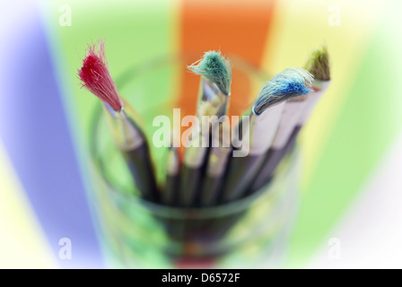 Sortierte Malerei Pinsel in eine Glasschale. Stockfoto
