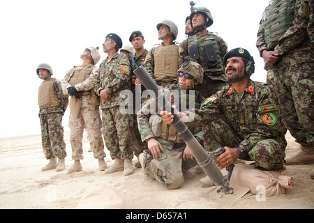 Afghan National Army Generalmajor Sayed Malook, des Kommandierenden Generals des 215. Korps, feuert ein M224-Mörser-System während live Fire training 8 April 201 im Camp Shorabak, Provinz Helmand, Afghanistan. Stockfoto