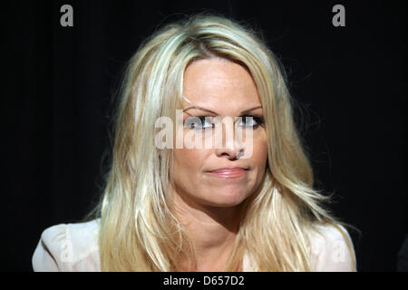 US-amerikanische Schauspielerin Pamela Anderson hält eine Pressekonferenz im Papageno Musiktheater in Frankfurt Main, Deutschland, 13. Juni 2012. Anderson versprach ihre Solidarität mit kanadischen Tierrechte Aktivist Paul Watson, auf Bewährung entlassen. In Costa Rica hat ein Haftbefehl für ihn ausgestellt wurde. Foto: FREDRIK VON ERICHSEN Stockfoto