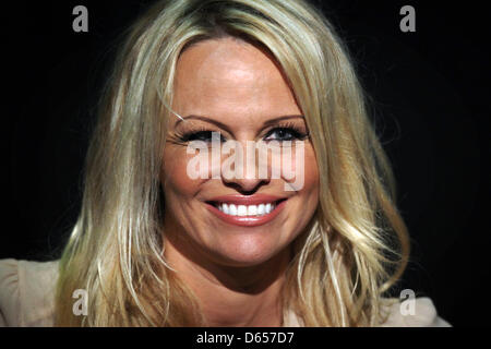 US-amerikanische Schauspielerin Pamela Anderson hält eine Pressekonferenz im Papageno Musiktheater in Frankfurt Main, Deutschland, 13. Juni 2012. Anderson versprach ihre Solidarität mit kanadischen Tierrechte Aktivist Paul Watson, auf Bewährung entlassen. In Costa Rica hat ein Haftbefehl für ihn ausgestellt wurde. Foto: FREDRIK VON ERICHSEN Stockfoto