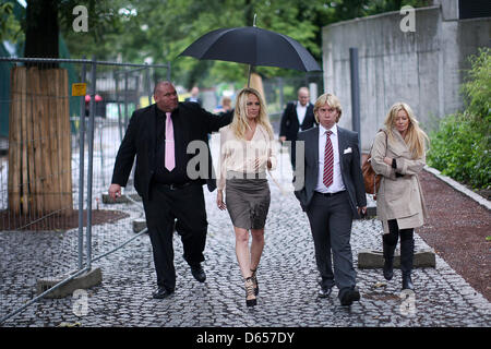 US-amerikanische Schauspielerin Pamela Anderson hält eine Pressekonferenz im Papageno Musiktheater in Frankfurt Main, Deutschland, 13. Juni 2012. Anderson versprach ihre Solidarität mit kanadischen Tierrechte Aktivist Paul Watson, auf Bewährung entlassen. In Costa Rica hat ein Haftbefehl für ihn ausgestellt wurde. Foto: FREDRIK VON ERICHSEN Stockfoto