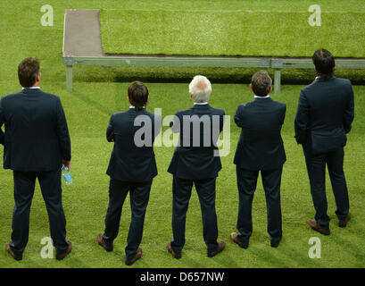 Der niederländische Trainer-Personal um Kopf Trainer Bert Van Marwijk (C) vor der UEFA EURO 2012-Gruppe B Fußballspiel Holland gegen Deutschland im Metalist Stadium in Charkiw, Ukraine, 13. Juni 2012. Foto: Andreas Gebert Dpa (siehe Kapitel 7 und 8 der http://dpaq.de/Ziovh für die UEFA Euro 2012 Geschäftsbedingungen &) +++(c) Dpa - Bildfunk +++ Stockfoto