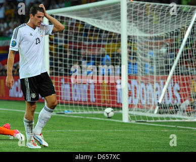 Deutschlands Mario Gomez feiert erzielte das 2: 0 während der UEFA EURO 2012-Gruppe B-Fußballspiel Holland gegen Deutschland im Metalist Stadium in Charkiw, Ukraine, 13. Juni 2012. Foto: Thomas Eisenhuth Dpa (siehe Kapitel 7 und 8 der http://dpaq.de/Ziovh für die UEFA Euro 2012 Geschäftsbedingungen &) +++(c) Dpa - Bildfunk +++ Stockfoto