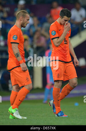 Netherland es Wesley Sneijder (L) und Robin van Persie reagieren während der UEFA EURO 2012-Gruppe B-Fußballspiel Holland gegen Deutschland im Metalist Stadium in Charkiw, Ukraine, 13. Juni 2012. Foto: Thomas Eisenhuth Dpa (siehe Kapitel 7 und 8 der http://dpaq.de/Ziovh für die UEFA Euro 2012 Geschäftsbedingungen &) +++(c) Dpa - Bildfunk +++ Stockfoto