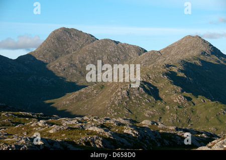 Sgurr Dhomhnuill und Sgurr Na h-Ighinn vom Gipfel des Druim Glas, auf den Grat von Druim Garbh, Ardgour, Schottland, UK. Stockfoto