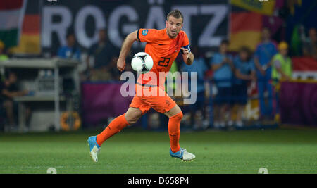 Des Niederlanden Rafael van der Vaart während der UEFA EURO 2012-Gruppe B Fußball match Niederlande Vs Deutschland Metalist Stadium in Charkiw, Ukraine, 13. Juni 2012. Foto: Thomas Eisenhuth Dpa (siehe Kapitel 7 und 8 der http://dpaq.de/Ziovh für die UEFA Euro 2012 Geschäftsbedingungen &) Stockfoto