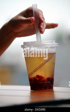 Eine Tasse Tee Blase ist auf einem Tisch in einem McCafe in Berlin, Deutschland, 12. Juni 2012 abgebildet. McDonald's eingeführt Modegetränk, die eine wachsende Popularität der Anstieg in Deutschland, in seiner McCafes am 11. Juni 2012 erfährt. Foto: Jens Kalaene Stockfoto