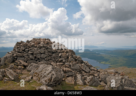 Die Gipfel-Felsen der Beinn Resipol im Sunart, Scotland, UK. Die Inseln Rum und Eigg in der Ferne. Stockfoto