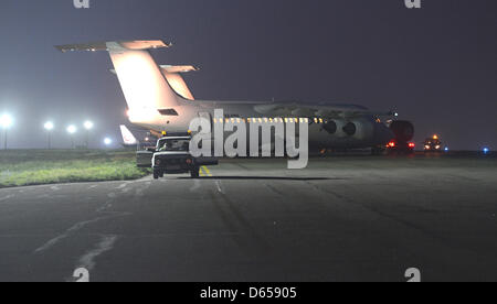 Charter-Flugzeugen warten auf dem Rollfeld des Flughafens Charkiw nach UEFA EURO 2012-Gruppe B Fußballspiel Holland gegen Deutschland im Metalist Stadium in Charkiw, Ukraine, 14. Juni 2012. Foto: Marcus Brandt dpa Stockfoto