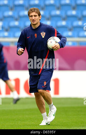 Kroatische Fußballspieler Nikica Jelavic nimmt Teil an einer Trainingseinheit im Stadion Miejski in Posen, Deutschland, 13. Juni 2012. Foto: Revierfoto Stockfoto