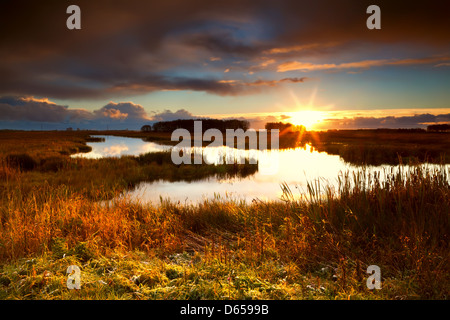 dramatische Sonnenaufgang über dem See Stockfoto