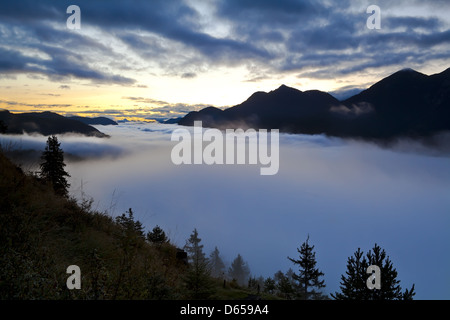 frühe nebligen Sonnenaufgang in Alpen Stockfoto