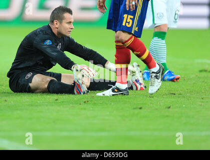 Irlands Torwart Shay gegeben sitzt auf dem Spielfeld während der UEFA EURO 2012-Gruppe C Fußball match Spanien Vs Irland im Arena Gdansk in Danzig, Polen, 14. Juni 2012. Foto: Jens Wolf Dpa (siehe Kapitel 7 und 8 der http://dpaq.de/Ziovh für die UEFA Euro 2012 Geschäftsbedingungen &) +++(c) Dpa - Bildfunk +++ Stockfoto