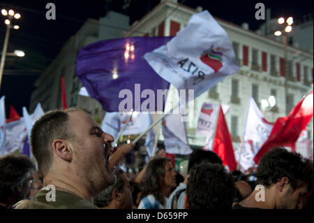 Anhänger der griechischen SYRIZA Partei Pflichtveranstaltung ein Wahl-Kampagne am Omonia-Platz in Athen, Griechenland, 14. Juni 2012. Parlamentswahlen in Griechenland am 17. Juni 2012 stattfinden. Foto: Emily Wabitsch Stockfoto