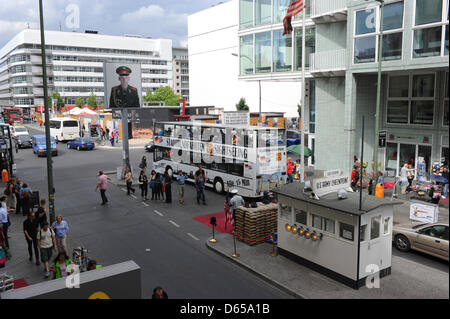 Ehemalige Berliner Mauer-Grenzübergang Checkpoint Charlie in der Friedrichstraße in Berlin, Deutschland, 12. Juni 2012. Mehr als 20 Jahre nach der deutschen Wiedervereinigung ist Grenzübergang eine primäre Touristenattraktion geworden, wo das "Mauermuseum" (Checkpoint-Charlie-Museum) und einem rekonstruierten Wachhaus an seiner Geschichte erinnern. Foto: Jens Kalaene Stockfoto