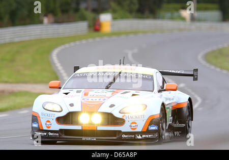 Die LM GTE Pro Klasse Astin Martin Vantage V8 von Aston Martin Racing mit den Fahrern Stefan MueCKE, Darren Turner und Adrian Fernandez in Aktion während der Qualifikation für die 80. 24 Stunden Rennen von Le Mans auf dem Circuit De La Sarthe in Le Mans, Frankreich 14. Juni 2012. Foto: Florian Schuh dpa Stockfoto