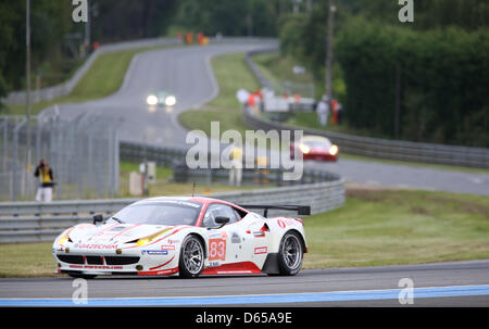 Die LM GTE bin Klasse Ferrari 458 Italia von JMB Racing MCI mit Fahrern Manuel Rodrigues, Philippe Illiano und Alain Ferte in Aktion während der Qualifikation für die 80. 24 Stunden Rennen von Le Mans auf dem Circuit De La Sarthe in Le Mans, Frankreich 14. Juni 2012. Foto: Florian Schuh dpa Stockfoto