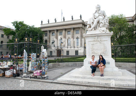 Ein Denkmal für Alexander von Humboldt steht vor dem Eingang der Humboldt-Universität (HU Berlin) in Berlin, Deutschland, 15. Juni 2012. Die HU ist ein University of Excellence in der zweiten Exzellenzinitiative Wert Subventionen in Millionenhöhe ernannt worden. Foto: MAURIZIO GAMBARINI Stockfoto