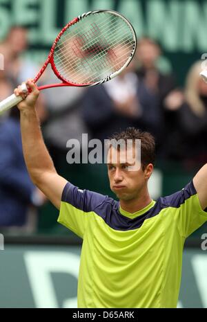 Philipp Kohlschreiber Deutschlands feiert seinen Sieg über den Spanier Rafael Nadal beim ATP-Tennisturnier in Halle (Westfalen), Deutschland, 15. Juni 2012. Foto: OLIVER KRATO Stockfoto