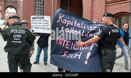 Demonstranten sind eindringen verhindert das Gelände des Guggenheim-Lab von der Polizei im Bereich Prenzlauer Berg in Berlin, Deutschland, 15. Juni 2012. Das Kulturprojekt Berlin BMW Guggenheim Lab ist eine 30 Meter lange c-Stahl-Konstruktion und widmet sich der Verbesserung der Lebensqualität in den großen Städten vom 15. Juni bis 29 Juli. Foto: Sebastian Kahnert Stockfoto