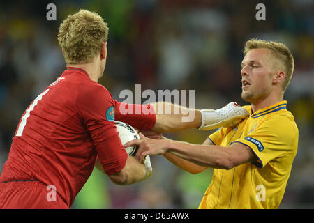 Schwedens Sebastian Larsson (R) Scuffels mit Englands Torhüter Joe Hart während der UEFA EURO 2012-Gruppe D Fußball Spiel Schweden gegen England im NSC Olimpijskij Olympiastadion in Kiew, Kiew, Ukraine, 15. Juni 2012. Foto: Thomas Eisenhuth Dpa (siehe Kapitel 7 und 8 der http://dpaq.de/Ziovh für die UEFA Euro 2012 Geschäftsbedingungen &) +++(c) Dpa - Bildfunk +++ Stockfoto