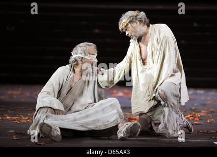 Actors Volker Lechtenbrink (R) als König Lear und Bernd Kuschmann als Earl of Gloucester führen in einer Foto-Probe des Stücks "König Lear" in der Bad Hersfelder Festspiele in Bad Hersfeld, Deutschland, 12. Juni 2012. Die Tragödie von Shakespeare in einer Inszenierung von Volker Lechtenbrink wird am 15. Juni 2012 bei den 62. Bad Hersfeld FGestival premiere. Foto: UWE ZUCCHI Stockfoto