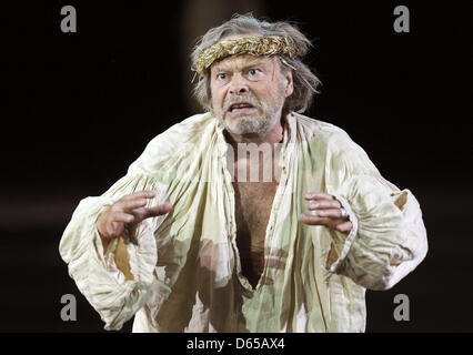 Schauspieler Volker Lechtenbrink als König Lear führt in einer Foto-Probe des Stücks "König Lear" in der Bad Hersfelder Festspiele in Bad Hersfeld, Deutschland, 12. Juni 2012. Die Tragödie von Shakespeare in einer Inszenierung von Volker Lechtenbrink wird am 15. Juni 2012 bei den 62. Bad Hersfeld FGestival premiere. Foto: UWE ZUCCHI Stockfoto